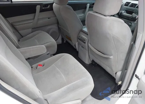 2012 Toyota Highlander Base V6 z USA, uszkodzony, nr VIN 5TDBK3EHXCS137337